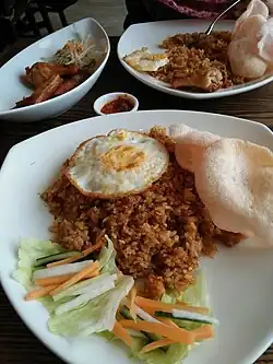 Indonéské nasi goreng – smažená rýže s vejcem, tradičním krekrem krupuk a naloženou zeleninou