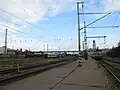 1. A nástupiště, v čele osobního vlaku lokomotiva řady 163, v pozadí lávka vedoucí do ZVU a DKV. (2011)