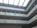 Atrium je přirozeně osvětlené světlíkem.