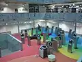 Informační kiosky na čipové karty rozptýlené po celé budově umožňují tisk a vyhledávání v katalogu.