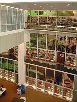 Interiér knihovny, pohled z balkónu na knižní police v několika patrech. Singapurské sbírky a Sbírky Jihovýchodní Asie v Lee Kong Chian Reference Library.