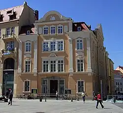 Barevná fotografie s pohledem na zdobený barokní dům v centru města Görlitz