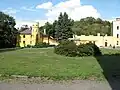 Pohled na křídlo, v pozadí kopec s hradem Nečtiny (Preitenstein)