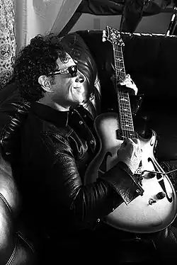 Neal Schon v roce 2013