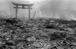 Zdevastovaná krajina poblíž vstupu ke svatyni Sanno v Iwakawačo, 10. srpna 1945