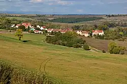 Celkový pohled na vesnici z přehradní hráze