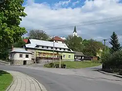 Střed obce s kostelem Nanebevzetí Panny Marie