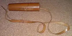 Kožené pouzdro obsahující dalekohled Negretti and Zambra