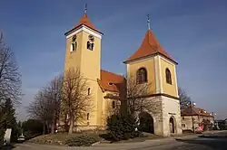 Pohled na kostel se zvonicí