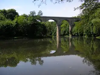 Barevná fotografie Niského viaduktu nad údolím Lužické Nisy