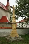 kříž u kostela