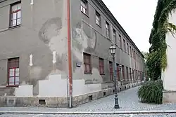 Jižní nároží budovy - zachovalý pískovcový sokl