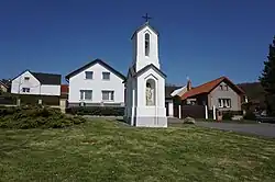 náves s kaplí