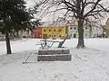 Pomník věnovaný pluhu na návsi