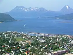 poloostrov Nesna (vpředu), ostrov Tomma (uprostřed), ostrov Hadnesøya (vpravo), ostrov Hugla (vlevo)