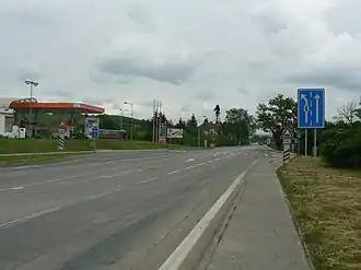 Vodicí čára vedle chodníku na silnici I/50 v Nesovicích, za krajnici by v tomto případě šlo považovat úzký proužek mezi vodicí čárou a obrubníkem