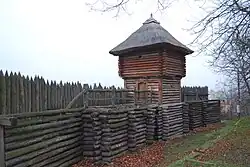 Rekonstrukce archeologicky prozkoumané hradby s vyhlídkovou věží