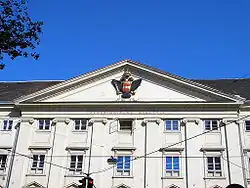 Průčelí paláce