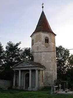 Empírová hrobka rodu Collaltů se zvonicí
