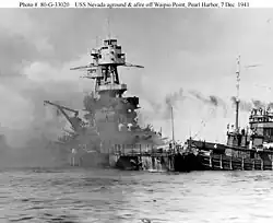 Loď po japonském náletu na Pearl Harbor.