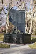Pomník u Kapitolu se jmény všech nevadských policejních důstojníků zemřelých ve výkonu služby