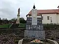 Pomník a socha Panny Marie