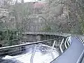 The Millenium Walkway, impozantní lávka nad řekou Goyt, postavená v roce 2000.