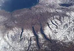 Rinová jezera v zasněžené krajině. Severní Amerika, snímek ze satelitu