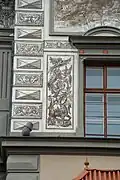 Detail fresek na fasádě a bosáže