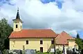 Pohled na kostel od hřbitova