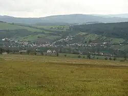 Pohled na Nezdenice z kóty 387 – Babí Hůrka (Lipovce), stojící na sever od vesnice
