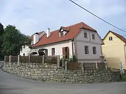 Nezdice_na_Šumavě_čp._1_(okr._Klatovy),_od_východu.JPG