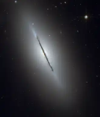 Vřetenová galaxie (M102), nejjasnější galaxie ve skupině galaxií NGC 5866. Autor: HST/NASA.
