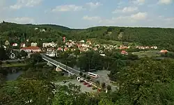 Pohled na Nižbor z prostranství před zámkem, který se na ostrohu nad obcí nachází