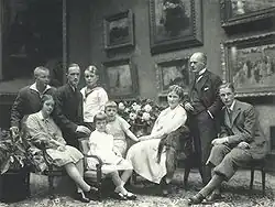 Gustav Krupp von Bohlen und Halbach (vpravo stojíc)