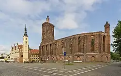 Radnice se zříceninou kostela
