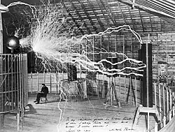 Nikola Tesla v laboratoři v Colorado Springs (vícenásobná expozice)