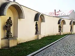 Niky_v_ohradní_zdi_kostela_Most.jpg