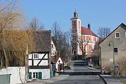 Hlavní ulice s kostelem svatého Martina