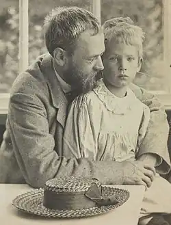 Ingeborg Motzfeldt Løchen: malíř Erik Werenskiold se svým synem Dagfinem Werenskioldem v náručí, asi 1900