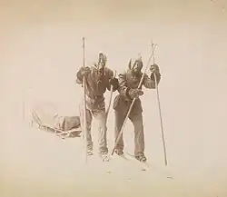 Polárníci Fridtjof Nansen (vlevo) a Otto Neumann Knoph Sverdrup táhnou saně. Pózují ve fotoateliéru. Protože sám pořizoval všechny fotografie během Grónské expedice, musely být rekonstruovány ilustrace, které zobrazovaly Fridtjofa Nansena v akci. Ty měly být použity v knize o přechodu Grónska. 1889–1890.