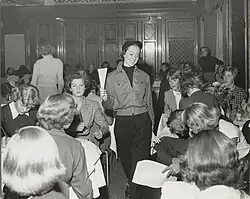 Móda pro dospívající 1950. Žena v krátké lehké dřevařské bundě se zipem.