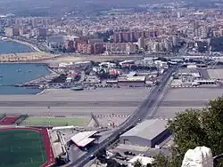 Pohled z Gibraltarské skály přes mezinárodní letiště Gibraltar na La Línea de la Concepción