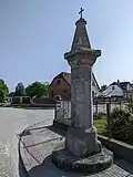 Nová Bystřice - boží muka při čp. 486 u silnice do zaniklé vsi Mnich (květen 2023) (1).jpg