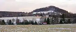 V pozadí Nová Doubice a vrch Spravedlnost