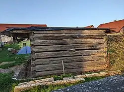 Nová Ves u Bakova - roubená sýpka na dvoře usedlosti čp. 6 (stav duben 2023).jpg