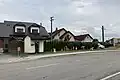 střed osady s autobusovou zastávkou