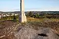 Detail kříže, v pozadí Nové Město na Moravě