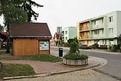 Centrum vsi s autobusovou zastávkou