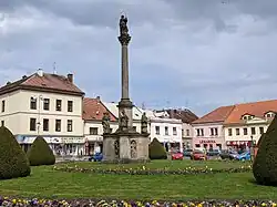 Nový Bydžov - mariánský sloup uprostřed Masarykova náměstí (2021).jpg